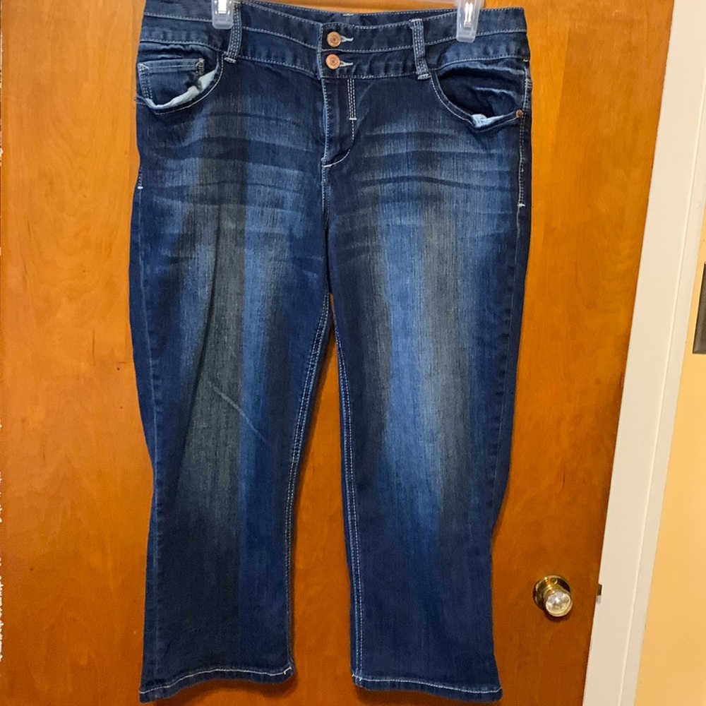 Maurice’s dark wash capri jeans, size 13/14